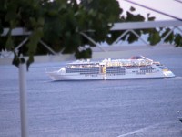 こんな大型船が入港するのにもかかわらず海水は綺麗だし 陽が当たると紺碧に光輝くのはなぜ？