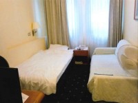 シングルの部屋。充分広くてソファが大きい