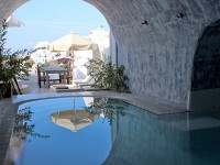 ホテルのプールも部屋のプールとはまた違った雰囲気