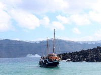 休火山の島から見たフィラの街。どれだけ断崖の上に街があるかが分かります