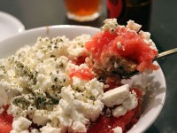 パンにトマトやフェタチーズを乗せたサラダ