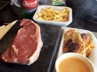 ストーン・グリル、アツアツの石にナマ肉が乗ってます