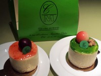 ショコラ・モランのイチゴのチーズケーキとカレドニアという名前のココナツケーキをテイクアウトで