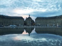 Miroir d'eauに映るブルスの建物