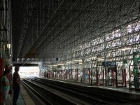 プラットホーム鉄骨だらけ